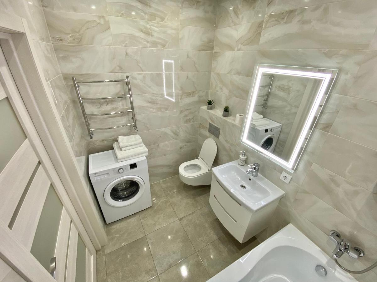 Люкс Апартаменти В Жк Театральному.Центр Міста Rivne Ngoại thất bức ảnh